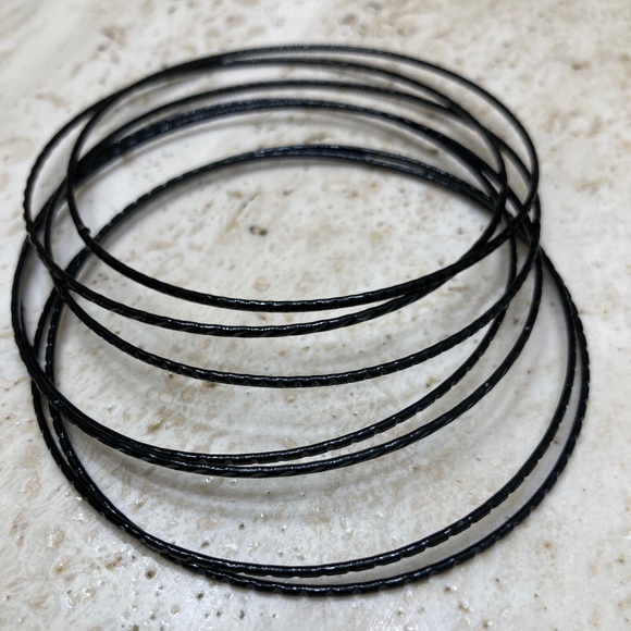 Six Black Bangles Bracelets Jewelry - Picture 1 of 2